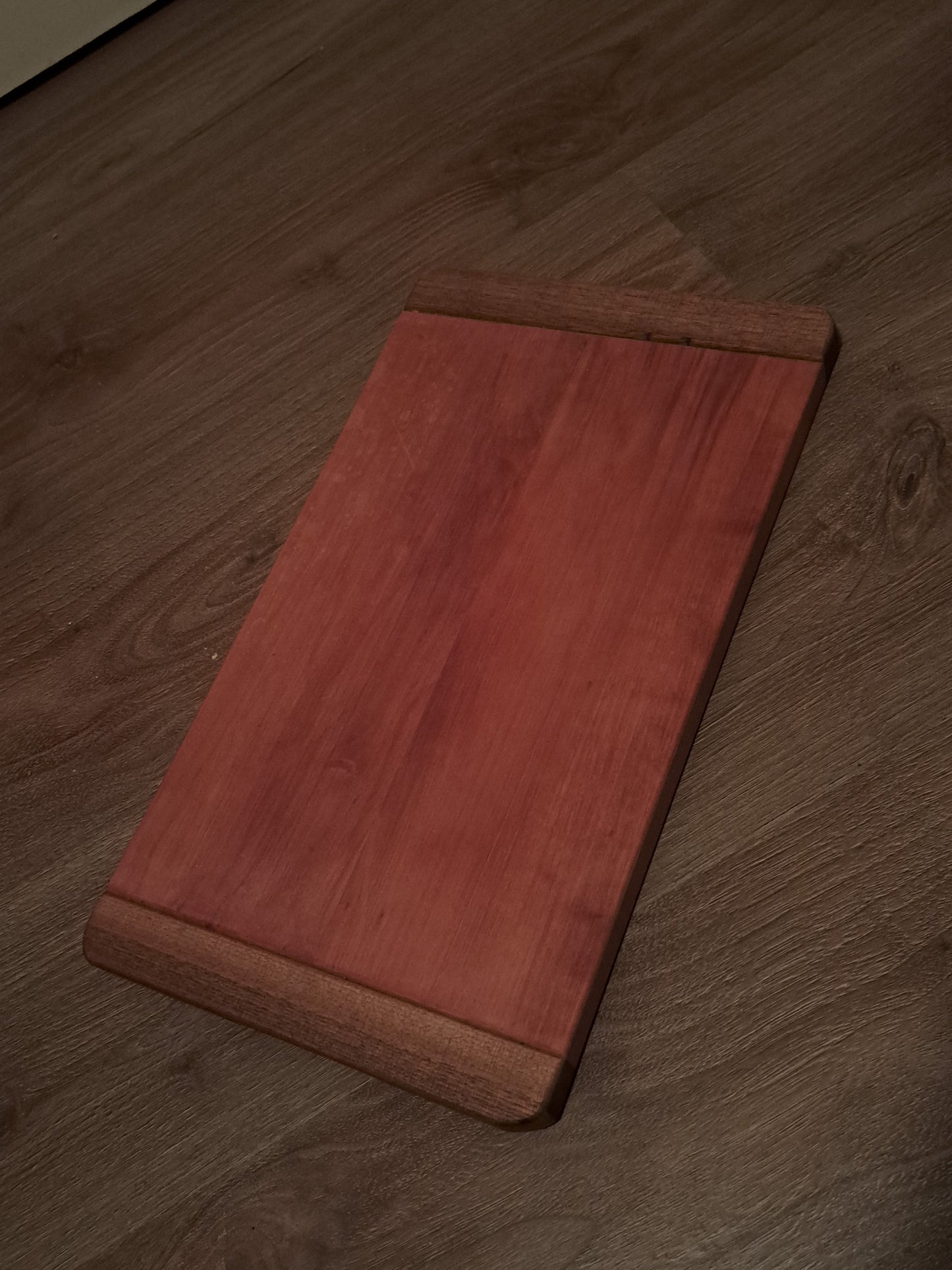 Schneidebrett aus gedämpfter Birne und Walnuss mit Griffmulden