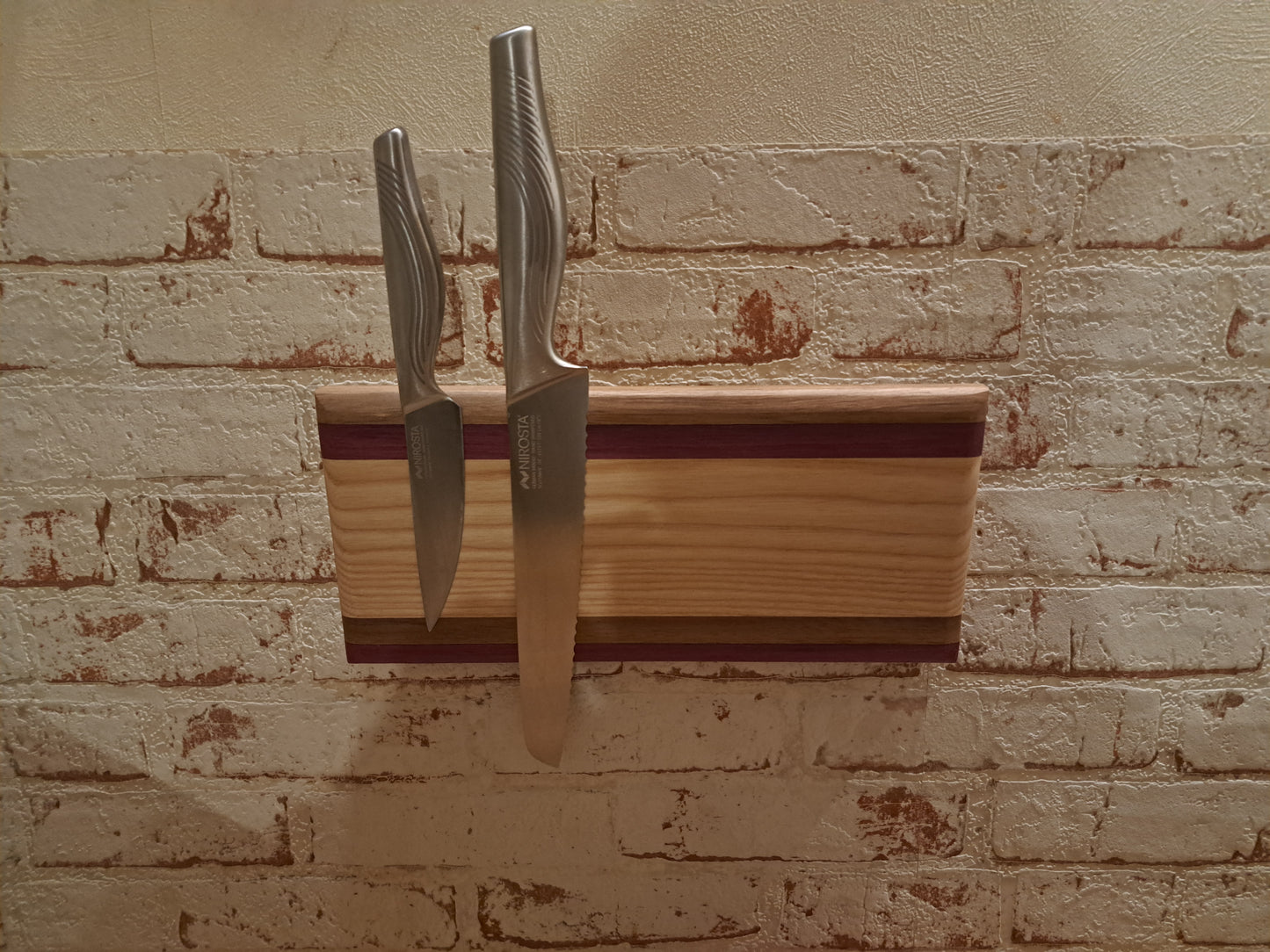 Magnetische Messerleiste aus Esche, Walnuss und Amaranth